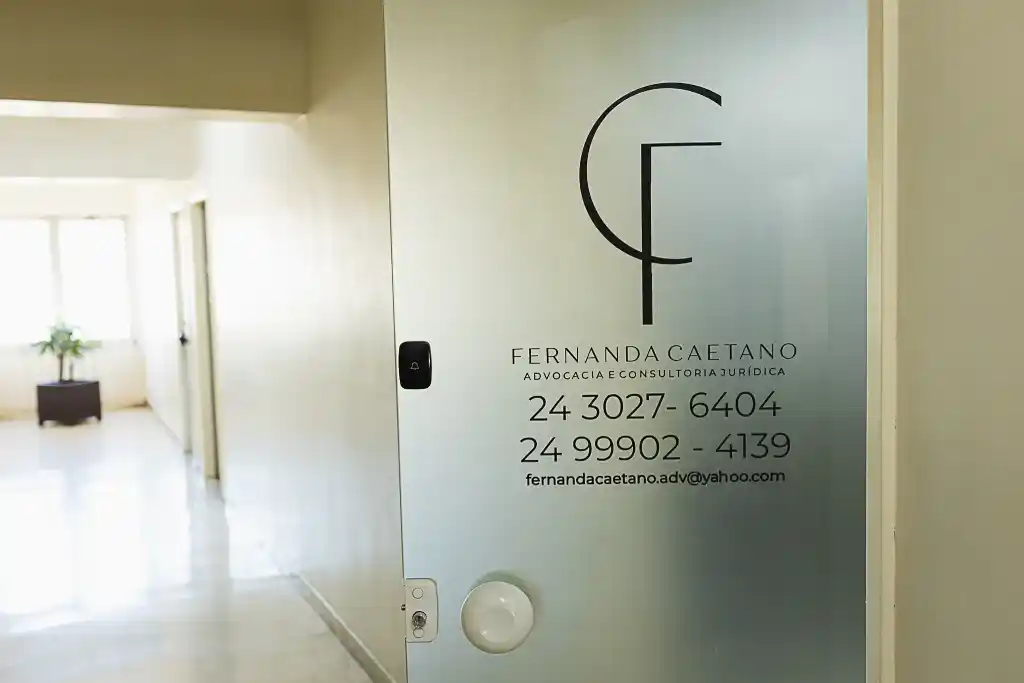 Entrada do escritório Fernanda Caetano Advocacia, em Volta Redonda/RJ